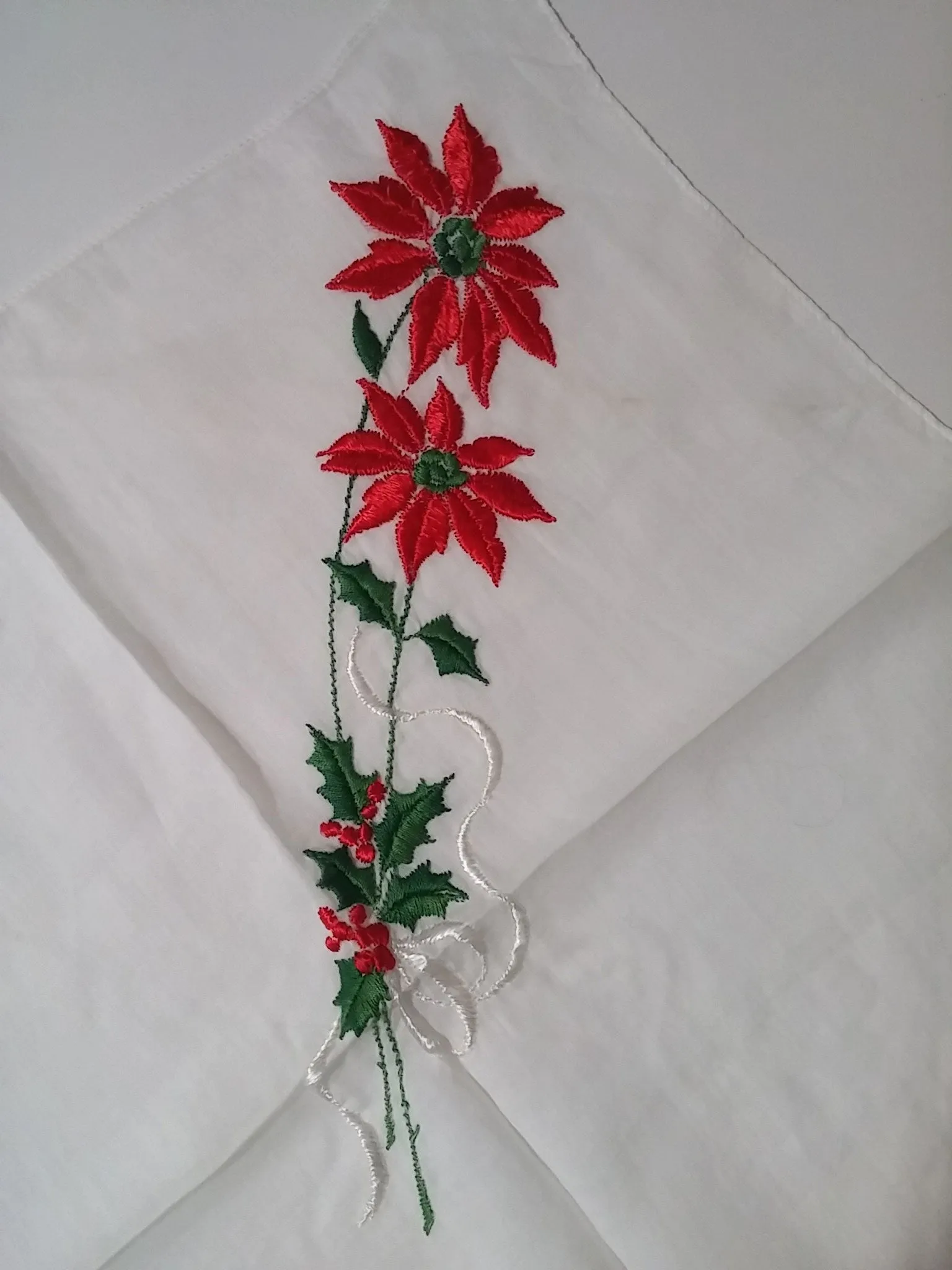 *VINTAGE UNIQUE '50s/ '60s SCALLOPED FLOCKED CHRISTMAS POINSETTIAS WITH HOLLY BERRY LEAVES HANDKERCHIEF